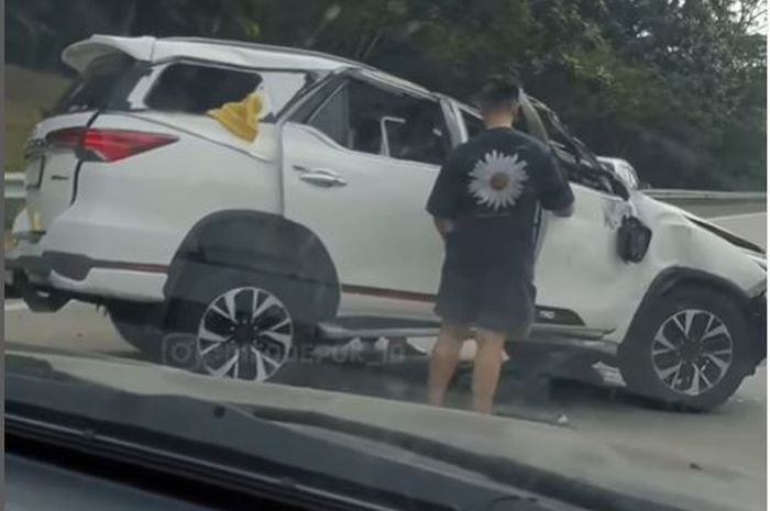 Kondisi Toyota Fortuner lepas kecelakaan tunggal di tol Cijago, Sukatani, Tapos, kota Depok