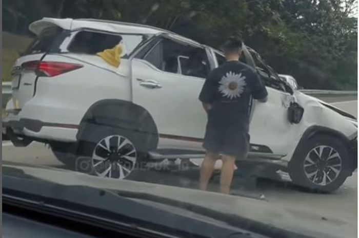 Kondisi Toyota Fortuner lepas kecelakaan tunggal di tol Cijago, Sukatani, Tapos, kota Depok