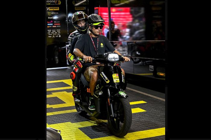 Marco Bezzecchi dibonceng Valentino Rossi usai motornya mogok gara-gara kehabisan bensin di practice MotoGP Austria 2023