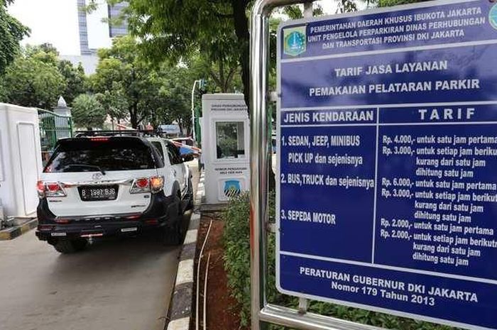 Ilustrasi mobil masuk gedung Pemprov DKI Jakarta diperketat dengan wajib lulus uji emisi dulu