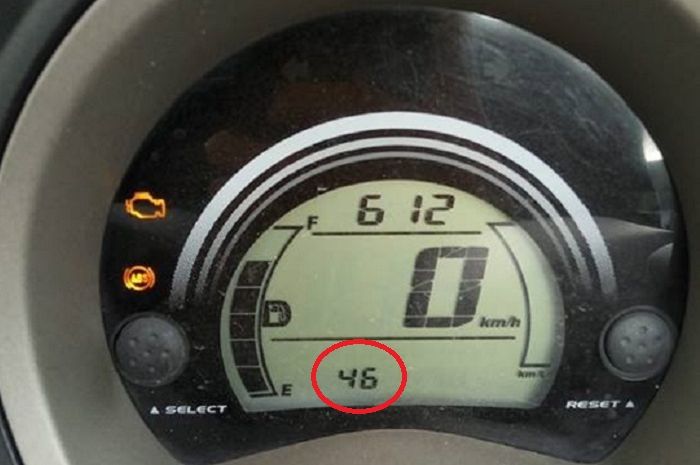 Dalam lingkaran merah menunjukan kode error 46 muncul di motor Yamaha