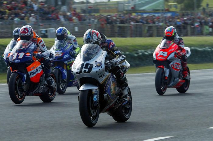 Motor MotoGP asal Malaysia, Proton KR3, bersaing langsung dengan Honda RC211V dan beberapa rival beratnya