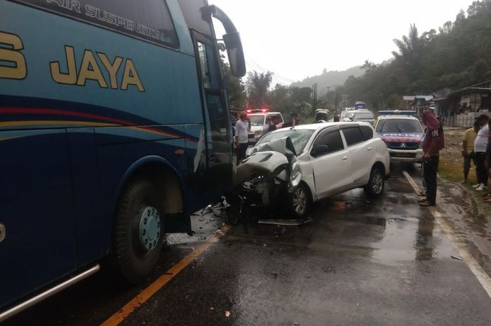Datsun GO hancur setelah tabrak bus pariwisata di desa Jangga Dolok, Lumban Julu, Toba, Sumatera Utara