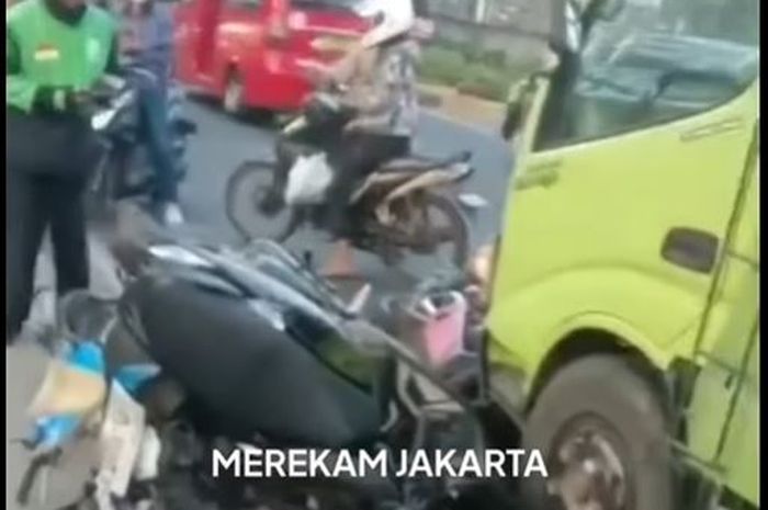 7 Motor lawan arah tabrak truk hebel di jalan raya Lenteng Agung, Jagakarsa, Jakarta Selatan
