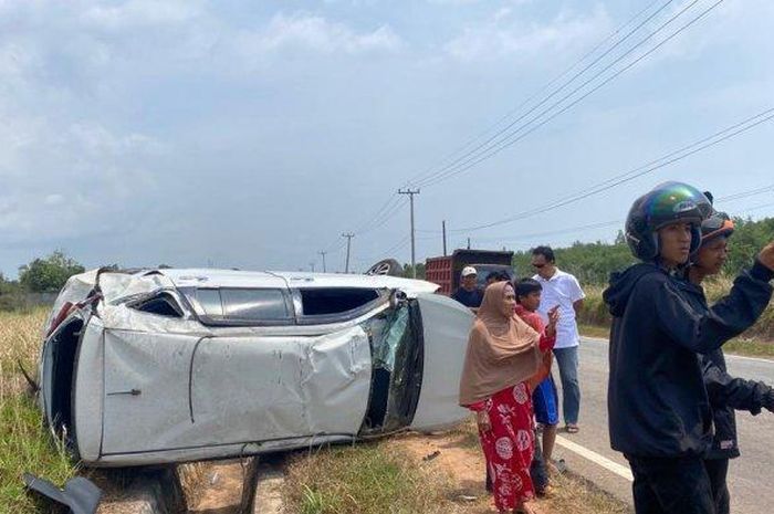 Daihatsu Sigra milik dokter muda bernam dr. Derian Irawan terguling di Pal Empat, Koba, Bangka Tengah