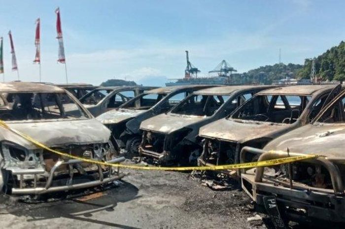 12 mobil dinas sitaan terbakar habis di parkiran kantor DPRD Papua