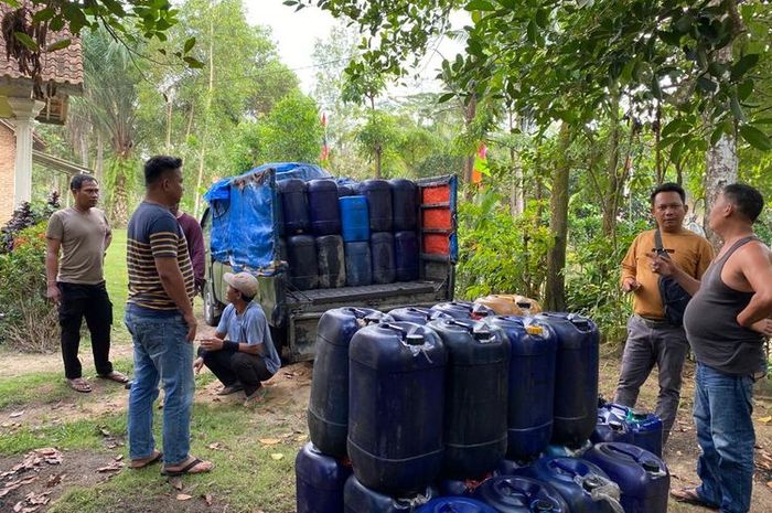 Barang bukti Solar Subsidi yang ditimbun seorang lansia berusia 70 tahun di Lampung Timur