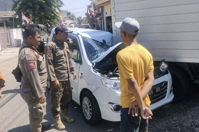 Kondisi Suzuki Karimun Wagon R setelah menabrak truk boks di Jl Jagiran, Surabaya