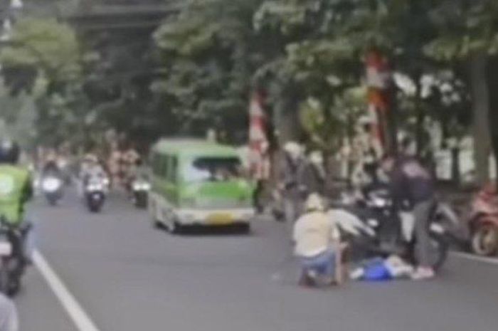 Kabel semrawut di Bogor bikin pemotor jatuh karena ban nyangkut