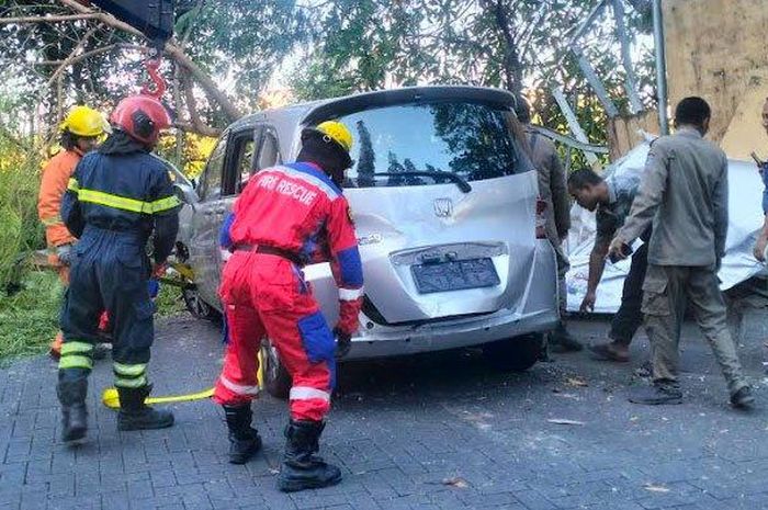 Tim rescue mengevakuasi Honda Freed milik dosen ITS yang terbalik usai tabrak pohon