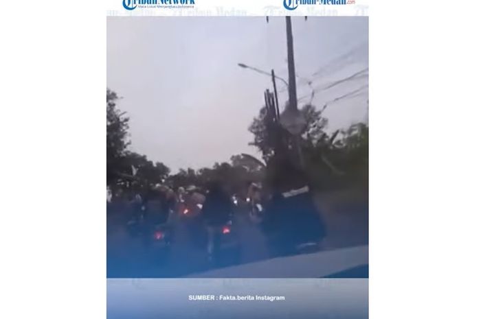 Viral pelaku tawuran naik motor dibikin kocar-kacir oleh pengemudi mobil