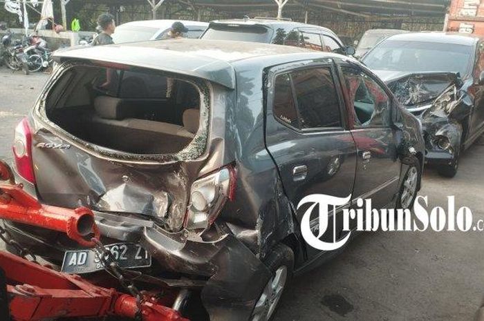Kondisi Toyota Agya dan Avanza usai terlibat kecelakaan hingga koprol