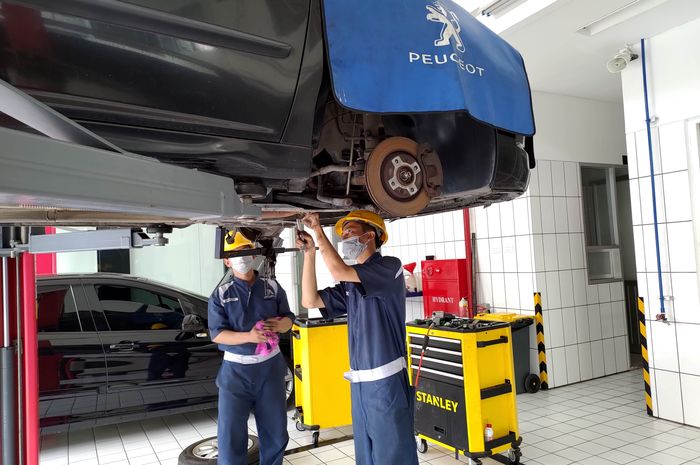 Ilustrasi maintenance mobil Peugeot di bengkel resmi