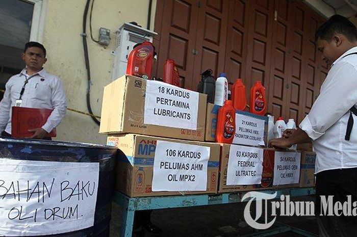 Ditreskrimsus Polda Sumut berhasil menggerebek pabrik oli palsu di Percut Seituan, Deliserdang, Sumatera Utara