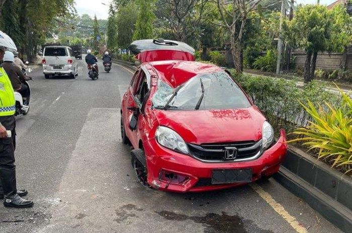 Honda Brio merah jungkir balik di jalur tengkorak Denpasar. Begini kronologinya