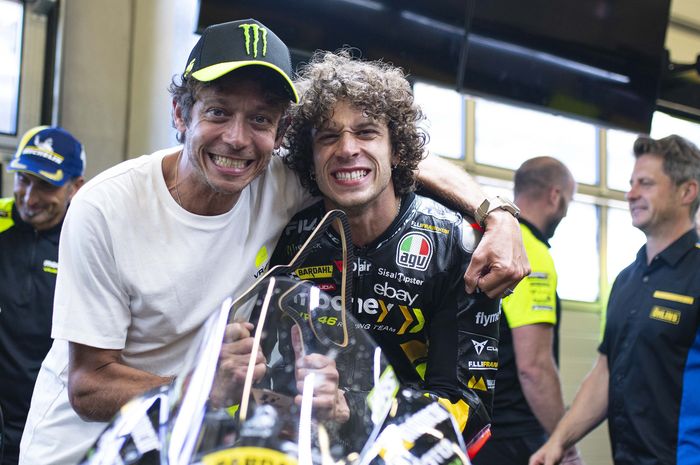Efek Valentino Rossi, Marco Bezzecchi resmi bertahan di VR46 Racing Team untuk MotoGP 2024 nanti.