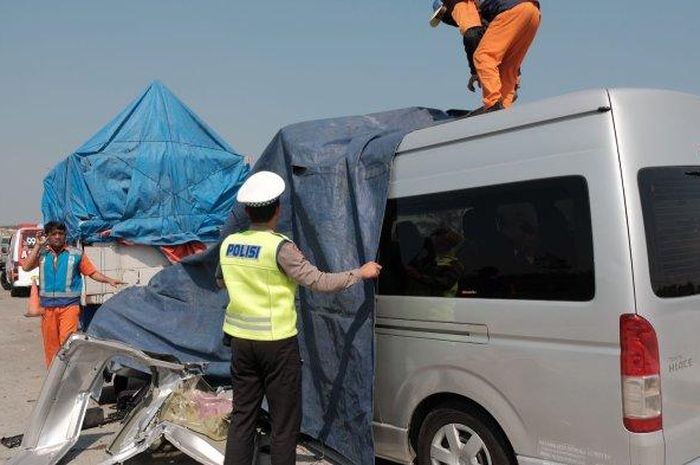 Proses evakuasi Toyota HiAce usai hancur lebur tabrak truk Isuzu Elf di tol Malang-Pandaan