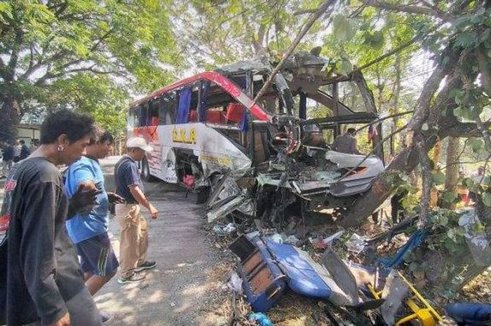 Kondisi Bus Eka dengan plat nomor S 7551 US, mengalami kecelakaan lalu lintas di Ngawi, Kamis (31/8/2023).