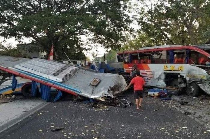 Peristiwa kecelakaan adu banteng bus Eka Vs Sugeng Rahayu di jalur Ngawi-Madiun, Kecamatan Geneng, Kabupaten Ngawi, Kamis (31/8/2023) pagi.