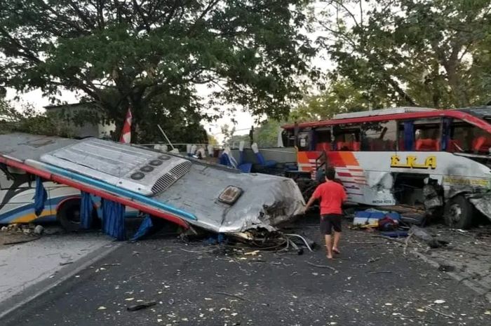 Kondisi setelah dua bus PO EKA dan Sugeng Rahayu adu gebrak di jalan raya Ngawi-Maospati, desa Tambakromo, Geneng, Ngawi