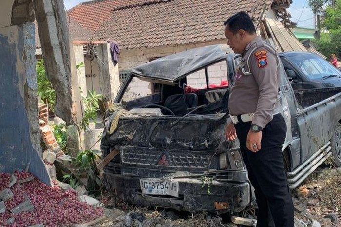 Polisi olah TKP kecelakaan Mitsubishi L300 tabrak Honda BeAT hingga tewaskan dua orang di Karanggondang, Udanawu, Blitar, Jawa Timur