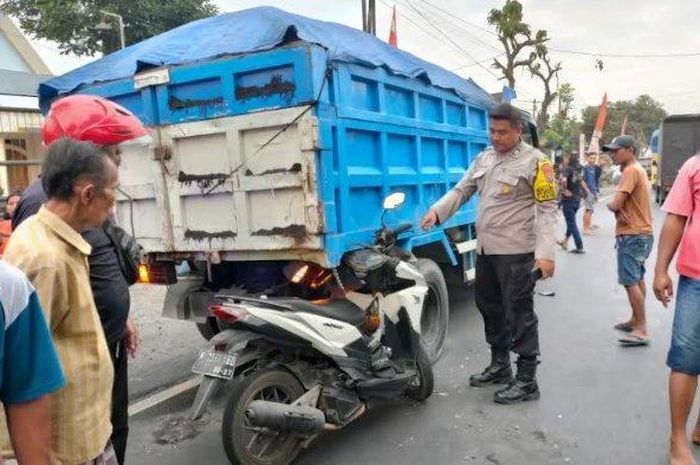 Honda Vario 150 tabrak dump truck di Lumajang, Jawa Timur
