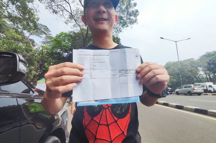 Feri (45) pemilik Toyota Kijang Innova 2019 yang kaget menerima tilang hasil uji emisi kendaraan di Jakarta Pusat