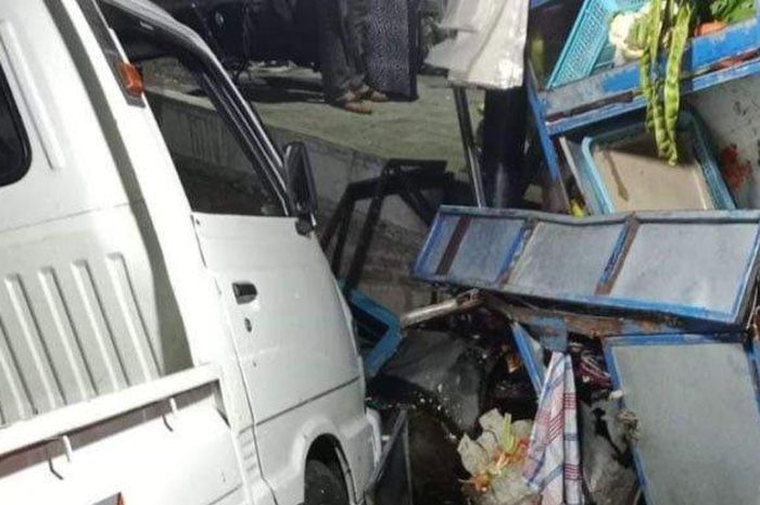 Suzuki Carry yang dikemudikan anggota TNI hantam gerobak nasi goreng hingga seorang pembeli tewas terjepit di tengah