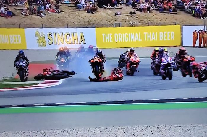 Kaki Pecco Bagnaia terlindas Brad Binder pada insiden lap pertama balapan MotoGP Catalunya 2023