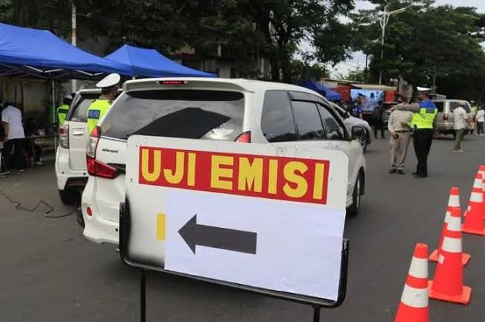 Ilustrasi: Seorang pemotor di Jakarta bernama Andi kena tilang karena kendaraannya tidak lolos uji emisi gratis di kantor Subdit Gakkum Ditlantas Polda Metro Jaya, Jumat (1/9/2023).
