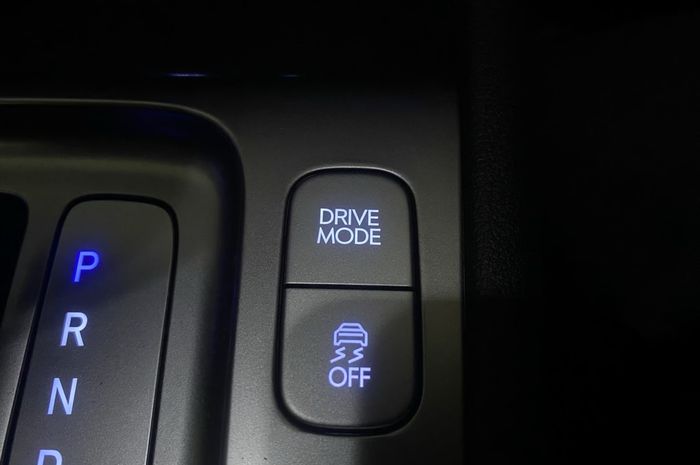 Mengaktifkan mode berkendara Hyundai Stargazer X cukup tekan tombol Drive Mode.
