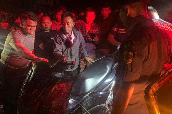 Warga dan petugas mengevakuasi Yamaha NMAX yang terjun ke jurang sedalam 30 meter di Jl Sukagalih, kampung Cianjawar, desa Sukagalih, Megamendung, kabupaten Bogor, Jawa Barat