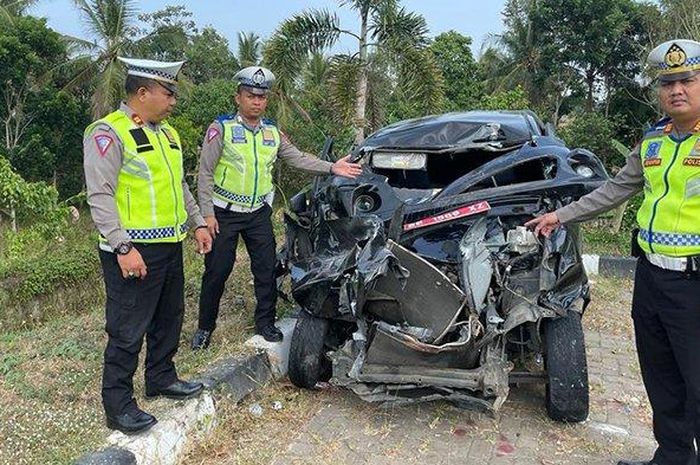 Avanza pelat merah bawa rombongan staf DPRD Pesbar Lampung kecelakaan