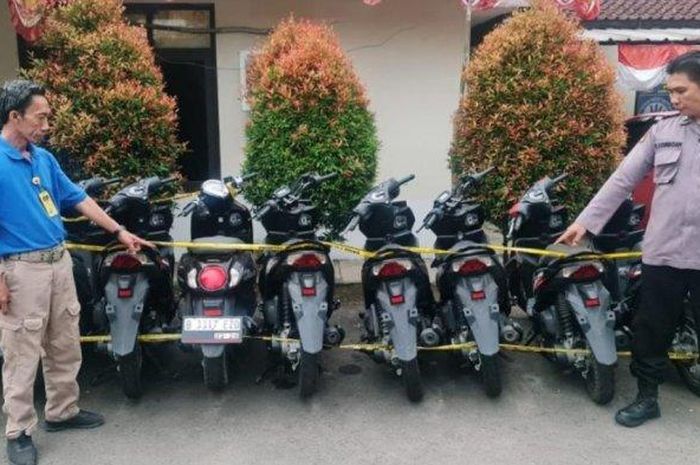 Anggota Polsek Dramaga tunjukan 10 Honda BeAT dan Scoopy malingan yang disembunyikan di kampung Karacak, Rancabungur, kabupaten Bogor