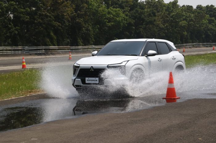 Mitsubishi XForce Ultimate saat dijajal awak media di srikuit Proving Ground Bridgestone di Karawang, Jawa Barat (6/9/2023)