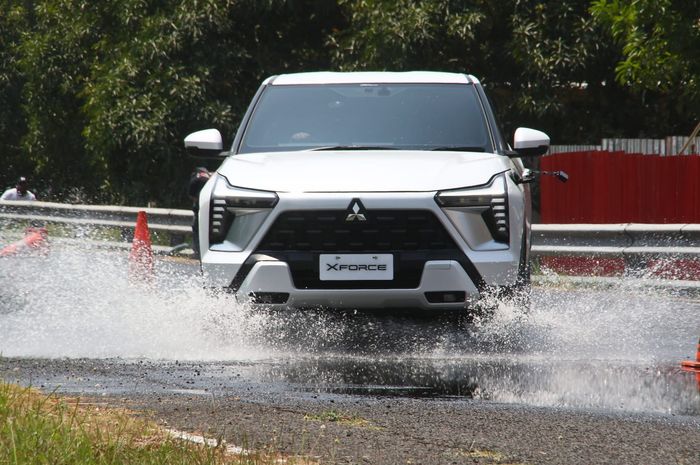 Mode Wet pada Mitsubishi Xforce terbukti efektif melibas genangan air