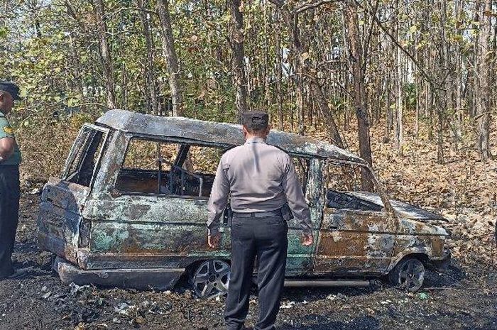 Toyota Kijang Super 1993 ludes jadi bangkai akibat terbakar lepas isi bensin di SPBU Kalen Kedungpring, kabupaten Lamongan