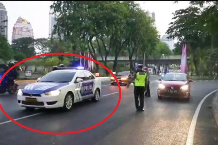 Dalam lingkaran merah, mobil PJR yang diteriaki 'Polisi Goblok' karena terobos iring-iringan delegasi Laos saat KTT ASEAN 2023
