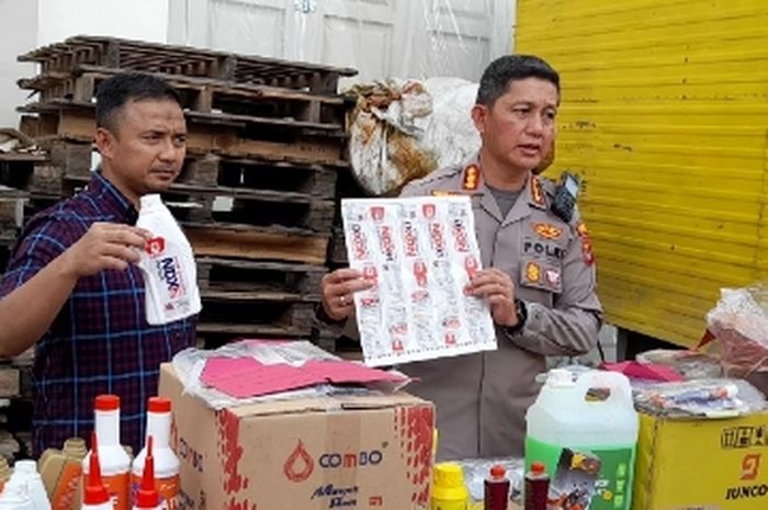 Satreskrim Polrestabes Medan menangkap pemilik gudang pembuatan oli palsu di Deli Serdang yang memiliki omzet Rp 200 juta per bulan.