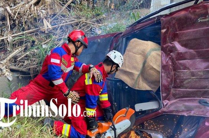 Isuzu Panther anjlok dari jembatan ke jurang, si sopir meregang nyawa