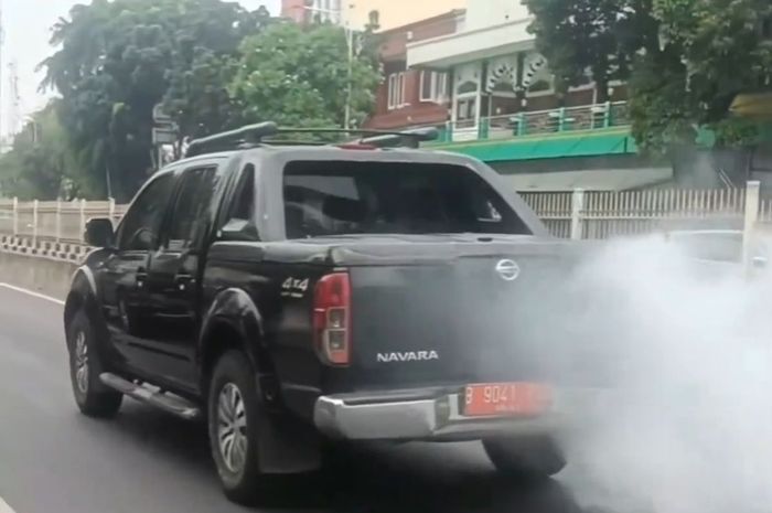 Nissan Navara pelat dinas knalpotnya ngebul bak cerobong asap, polisi sebutkan siapa pemiliknya
