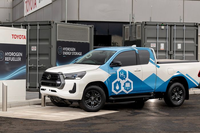 Toyota Hilux ini mengeluarkan air sebagai polusi.