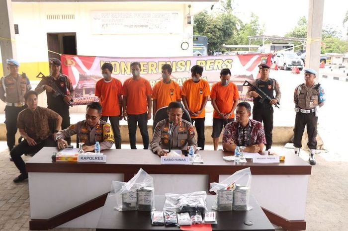 Konferensi Pes 5 orang pelaku penimbunan Solar selundupan di Bangka, Kepulauan Bangka Belitung