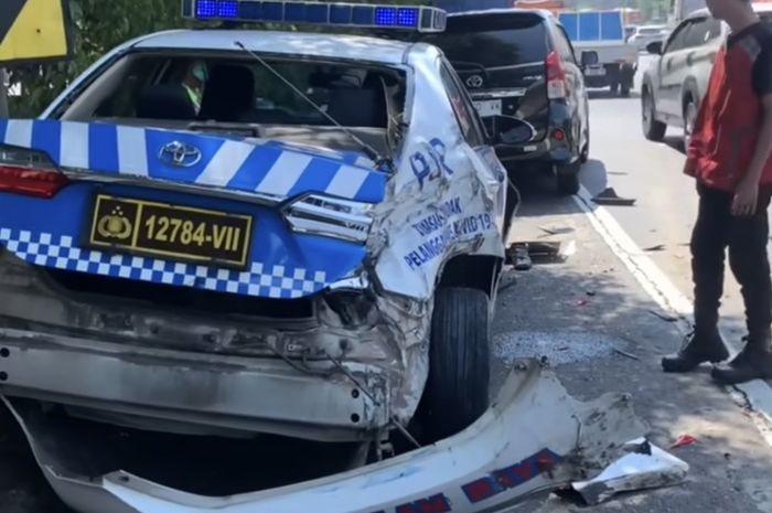 Pakar ingatkan bahaya menyalip kendaraan dari bahu jalan tol.