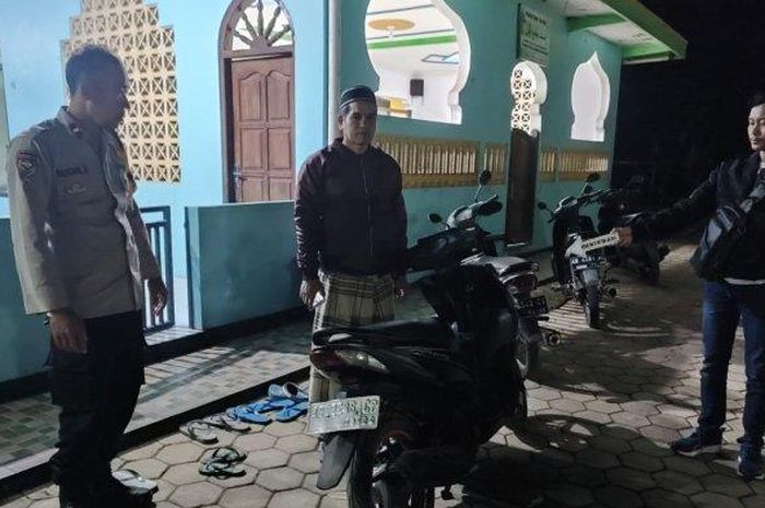 Polisi olah TKP kasus maling motor di masjid Jami An-Nur, Honda Vario 125 tahun 2017 ditukar Vario 110 Karbu
