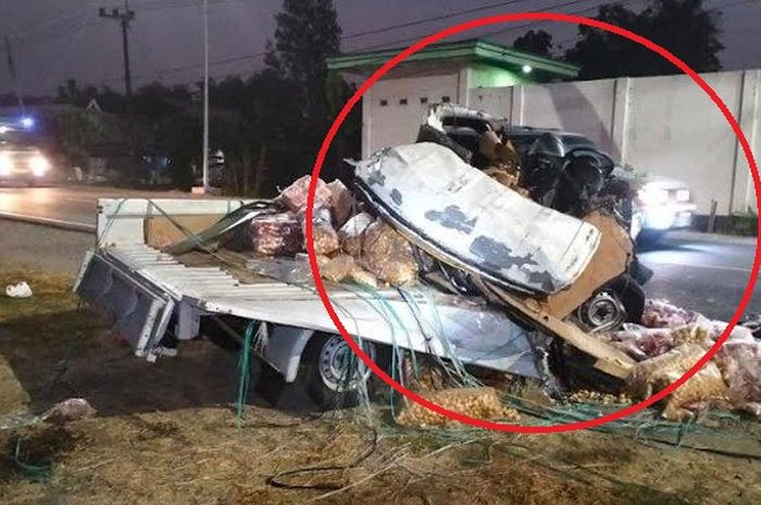Dalam lingkaran merah, kabin Daihatsu Gran Max pikap muatan makanan ringan terpenggal akibat tabrak dua truk boks di Pulerejo, Pilangkenceng, Madiun