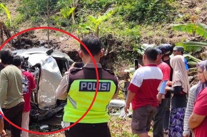 Polisi dan warga kerubuti Toyota Avanza yang ada di lingkaran merah karena jungkir balik di kebon kosong desa Sidomulyo, Ngadirojo, Pacitan