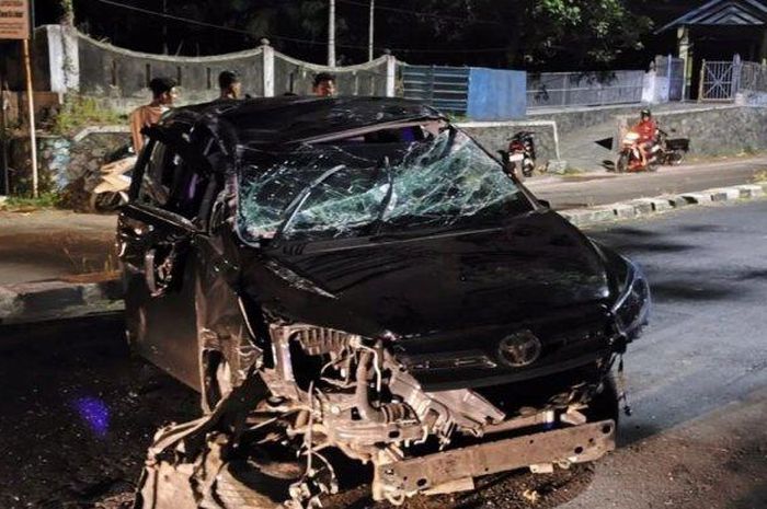 Toyota Kijang Innova Reborn teronggok jadi bangkai di ring road selatan, Kasihan, Bantul, Yogyakarta