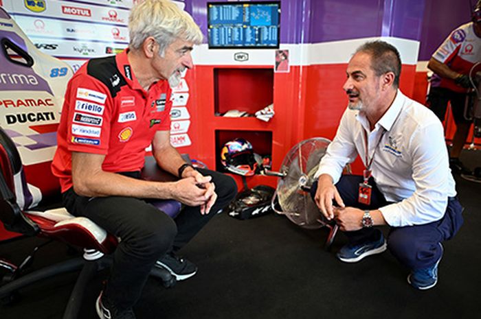 Piero Taramasso (kiri) menjawab soal keluhan Jorge Martin di race utama MotoGP Qatar 2023