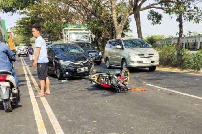 Honda Brio melambung bikin dua pemotor masuk rumah sakit